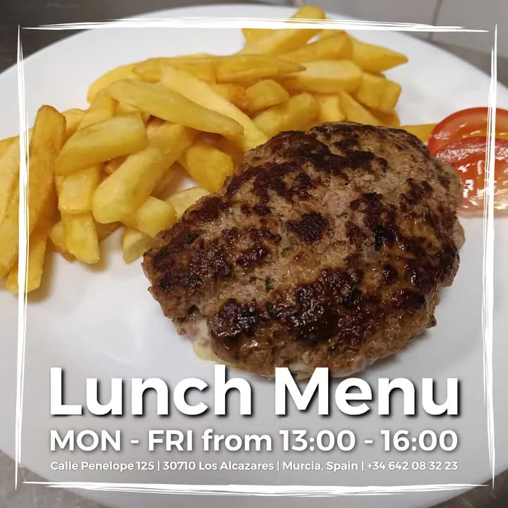 Ven a disfrutar de nuestro menú del día de lunes a viernes 👨‍🍳