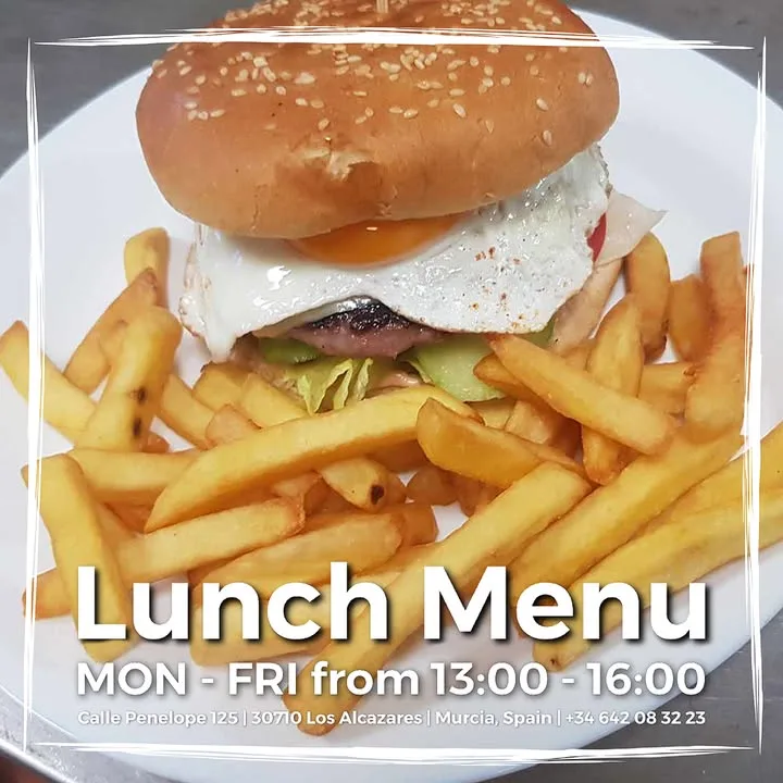 Ven a disfrutar de nuestro menú del día de lunes a viernes 👨‍🍳