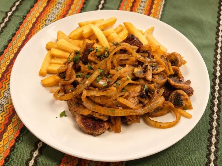 🥩 Pork neck with sautéed onion, mushrooms and chips – rich, hearty and full of flavor!