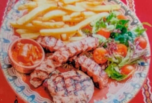 Kebapche en Ensalada shopska en Galin's bulgarian Restaurant